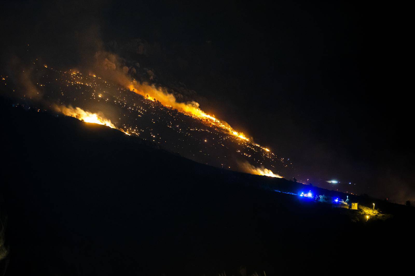 Velik požar planuo je u Lokvi Rogoznici te se širi nošen jakom burom