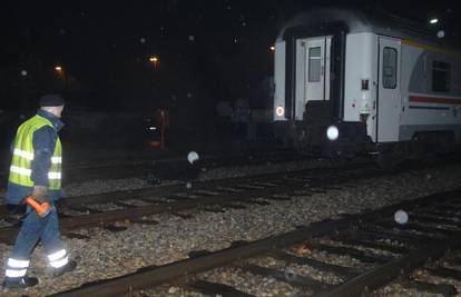 Zagrljeni išli u smrt: Vlak pregazio dvojicu na pruzi 