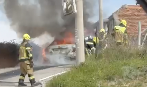 U Zagrebu izgorio Mercedes!