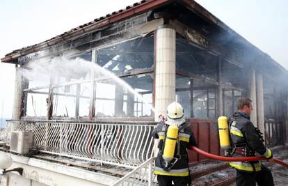 Rijeka: Požar buknuo u kafiću Zona, izgorio je u potpunosti