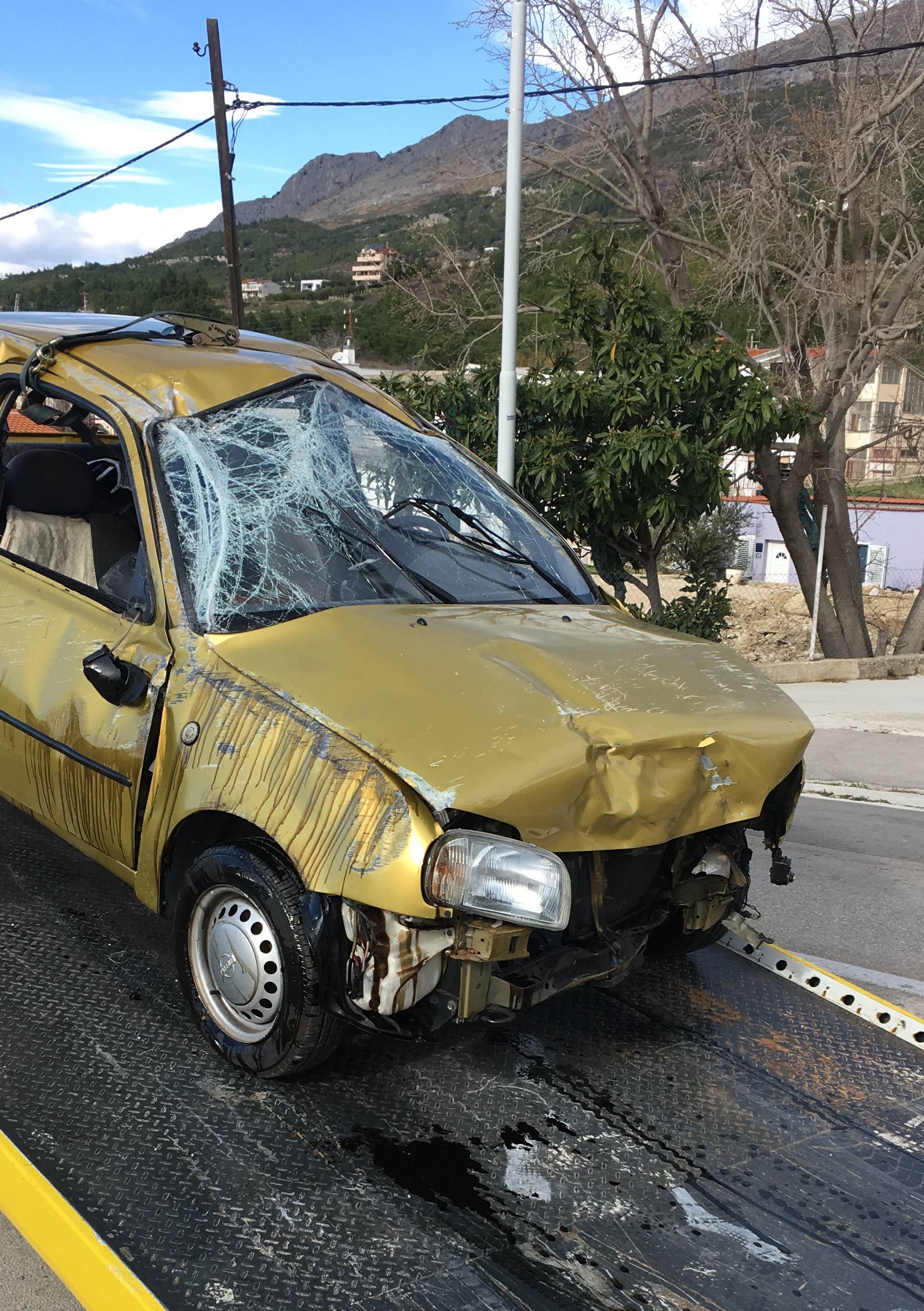 Teška nesreća u Podstrani: Vozač sletio s ceste i poginuo