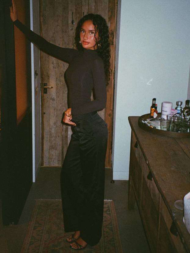 Šuškalo se da joj dečko spava sa zvijezdom platforme za odrasle. Objavom ušutkala sve tračeve