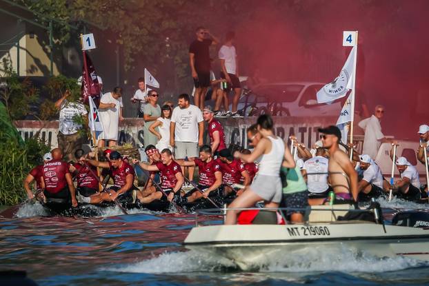 Prolazak Maratona lađa kroz Komin uz bakljadu