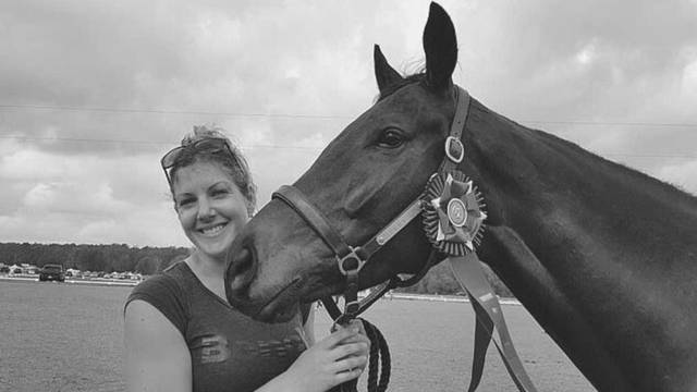 Užas na Floridi: Konj pao na jahačicu, preminula od ozljeda