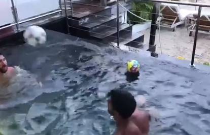 Messi i Suarez se zaigrali u bazenu na medenom mjesecu