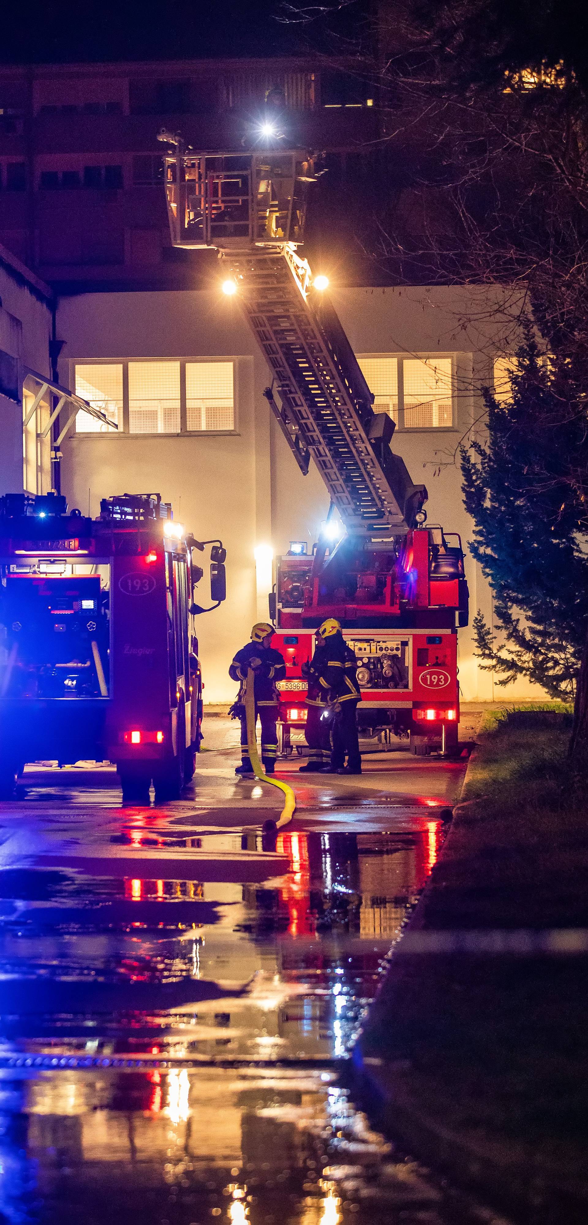 Pula: Požar na krovu Osnovne škole Veruda