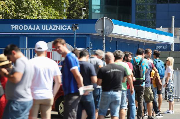 Zagreb: Gužva ispred blagajni za prodaju karata za utakmicu Dinamo - Legia