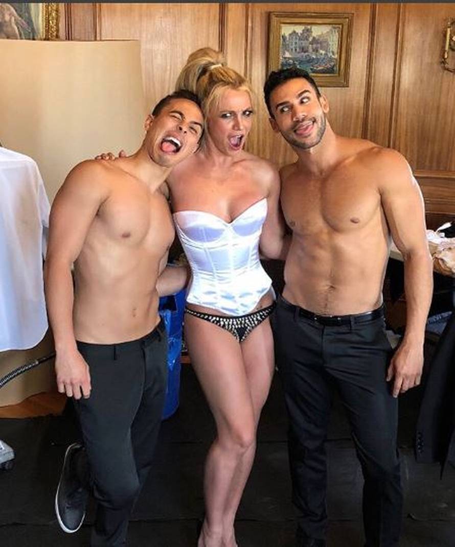 Britney skombinirala 'ljetne' čizme uz badić: Skidaj taj užas