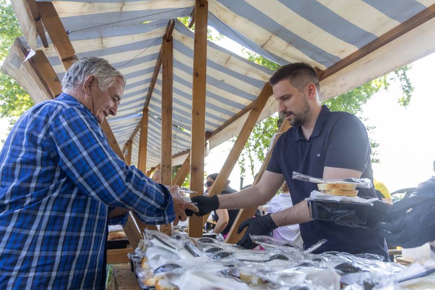 Osijek. Podjela graha na lijevoj obali Drave na Praznik rada