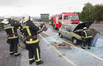 U vožnji im se zapalila Škoda Favorit, u požaru izgorio motor