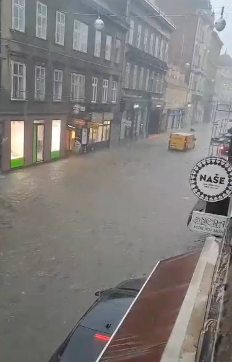 Tramvaj ili trajekt?! Ljudi tražili spas od kiše u tramvaju na Ilici