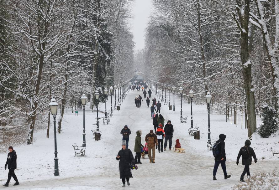 Zagreb: Maksimir, jedno od omiljenih mjesta za sanjkanje, grudanje ili šetnju po snijegu