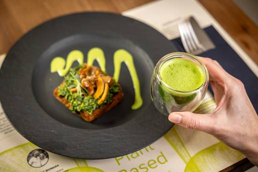 BioMania odu&scaron;evila goste na ve&ccaron;eri posve&cacute;enoj matcha i hojicha &ccaron;aju i sirovim slasticama