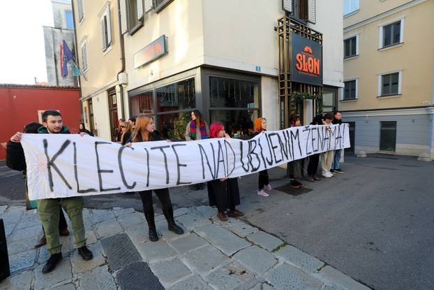 Rijeka: Molitelji i prosvjednici pred katedralom Svetog Vida.