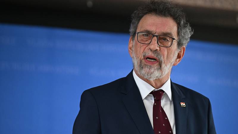 Fuchs otkrio detalje o zabrani korištenja mobitela u školama