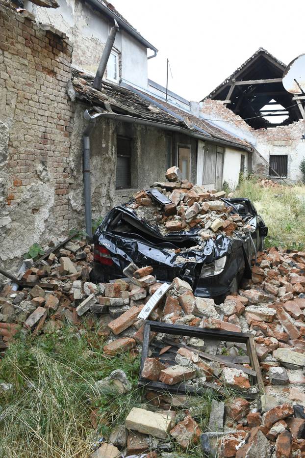 Petrinja: Šest mjeseci nakon potresa Mercedes još uvijek prekriven ciglama