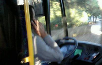 Vozeći autobus pun djece, razgovarao je mobitelom