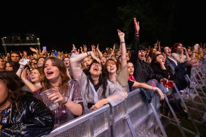 FOTO Evo kako je prošao 2. dan INmusica: Kabanice, kiša i blato nisu pokvarili koncerte publici!