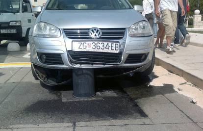 Primošten: Automatski stupić mu razbio auto na ulazu u grad