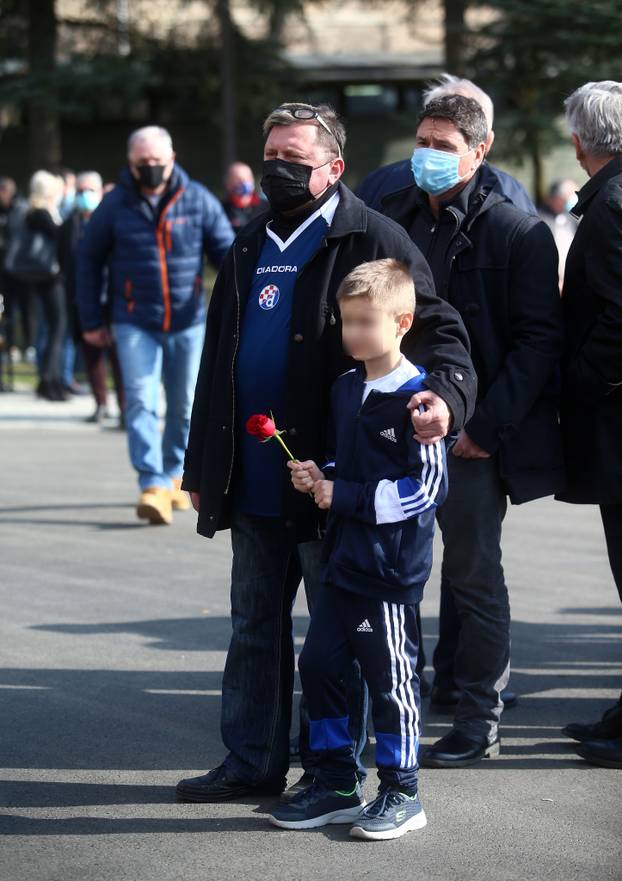 Rijeke navijača Dinama stigli su ispratiti Cicu: Naklonili se Dalić, Šimić, bivši suigrači, glumci...