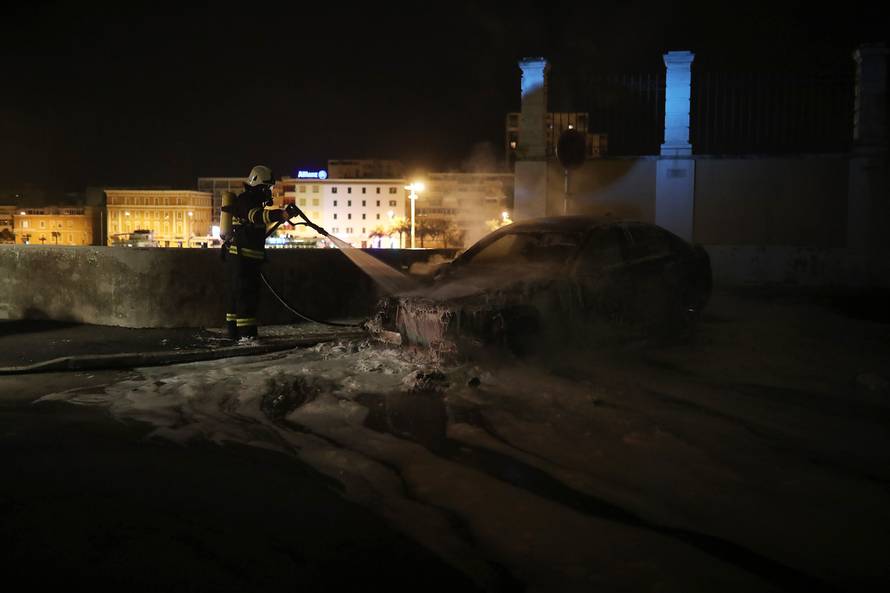 Buktinja kod zadarskih zidina: U noći izgorio luksuzni BMW