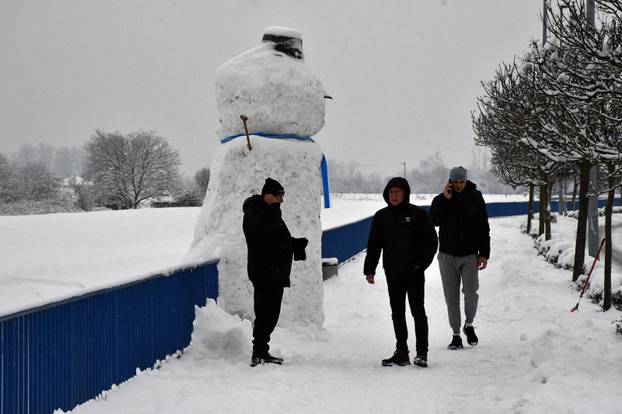 FOTO Slavonski Brod dobio ogromnog snjegovića: Visok je gotovo tri i pol metra