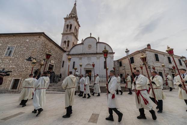 Završena procesija Za križen na Jelsi 