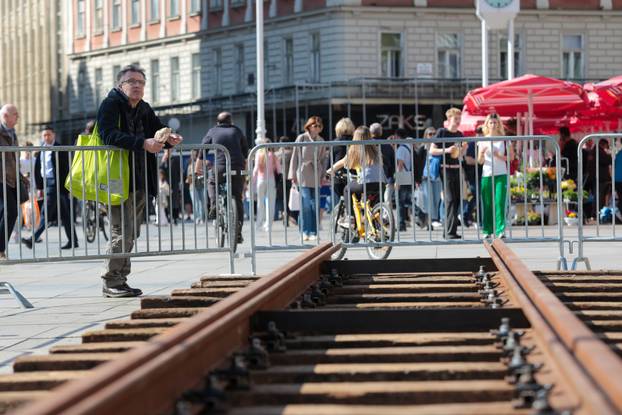 Zagreb: Na Trgu bana Josipa Jela&ccaron;i&cacute;a postavljene stare &zcaron;eljezni&ccaron;ke tra&ccaron;nice