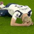 VIDEO Igrač Tottenhama teturao terenom i odbijao napustiti igru