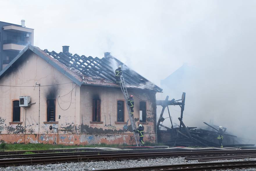 Gore barake uz prugu u Osijeku