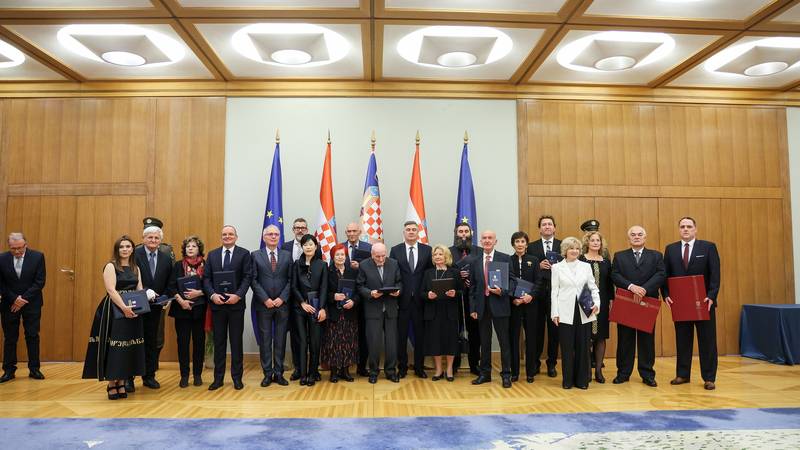 Milanović odlikovao 18 zaslužnih Hrvata, među njima i rukometnu legendu