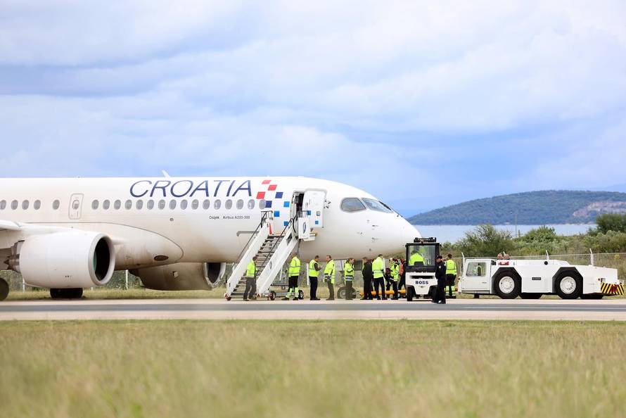 Split: Avion Croatia Airlinesa izletio sa staze