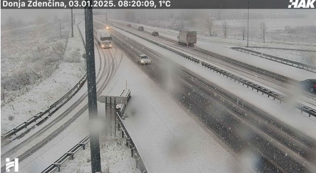 FOTO Ni slučajno na put bez zimske opreme: Pada gust snijeg, kolnici su mokri i skliski