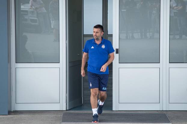 Zagreb: DruÅ¾enje igraÃ¨a GNK Dinamo s predstavnicima medija ispod juÅ¾ne tribine stadiona Maksimir