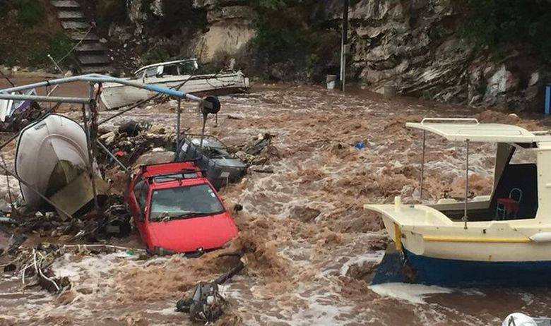 Jaka oluja: U Salima odnijelo dijelove ceste, poplavilo konobe