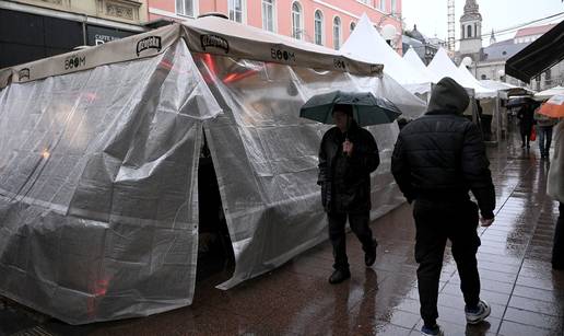 FOTO Ki&scaron;a lije, ali ugostitelji u centru Zagreba imaju rje&scaron;enje - postavili cerade nad stolove