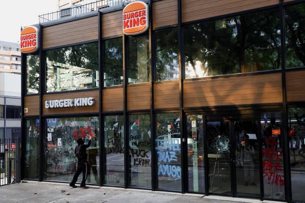 Spanish unions call a general strike in solidarity with Palestinians in Gaza, in Barcelona