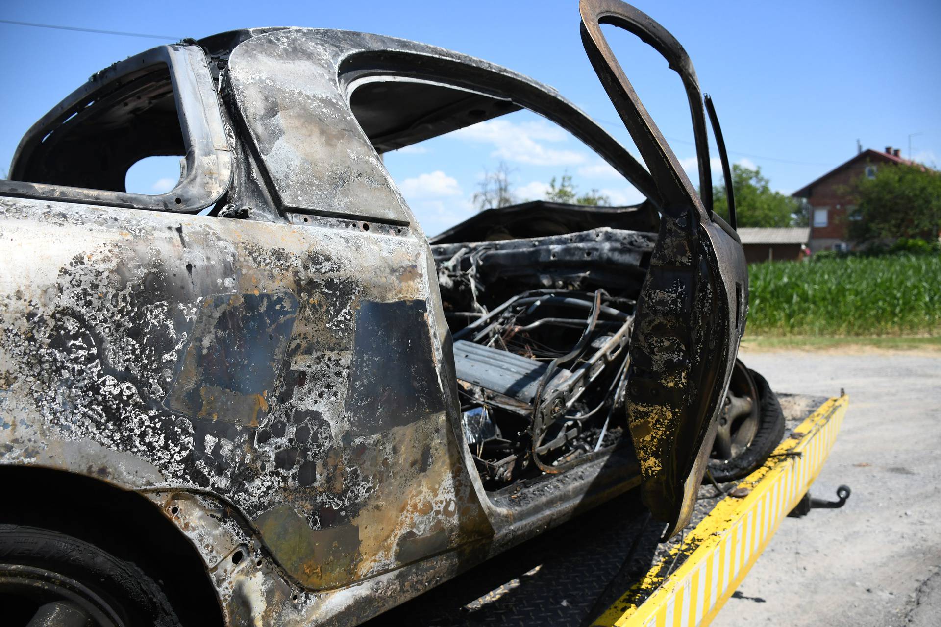 Troje ozlijeđenih u sudaru kod  Daruvara, jedan automobil potpuno izgorio nakon nesreće