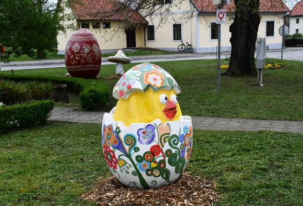 Slavonski Brod: Počelo ukrašavanje središta grada uskrsnim dekoracijama