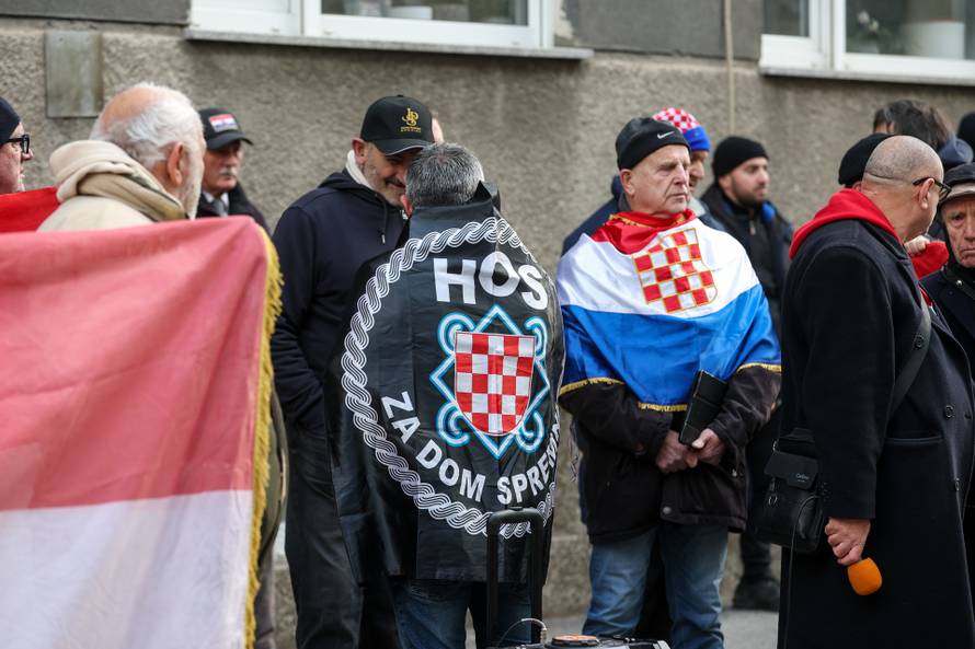 Prosvjednici  su stigli pred stan Tomislava Tomaševića i najavili  da će pjevati Thompsonove pjesme 