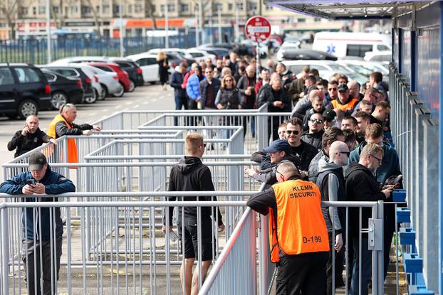 Zagreb: Navijači u dugačkom redu čekaju ulaznice za utakmicu Dinamo - Hajduk