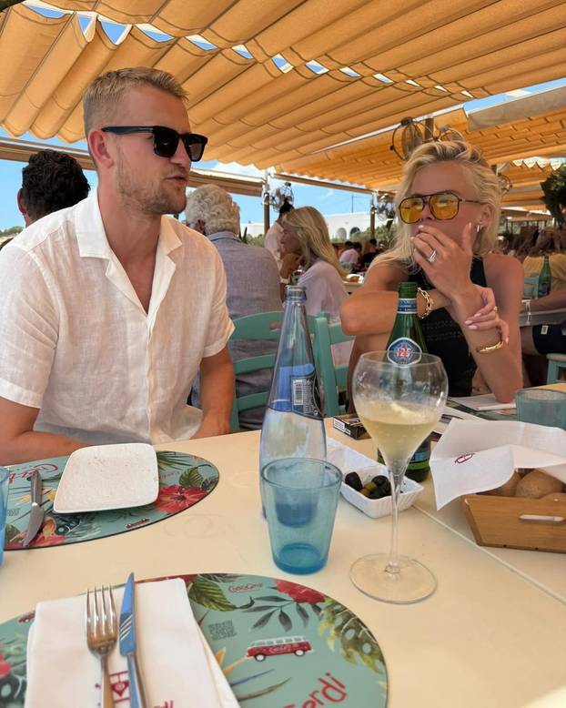 FOTO Slavni nogometaš ostavio suprugu zbog čudnih sklonosti