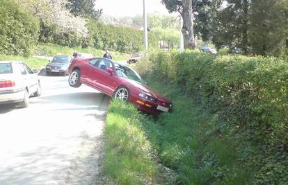 Zaboravila povući ručnu pa joj je auto završio u kanalu