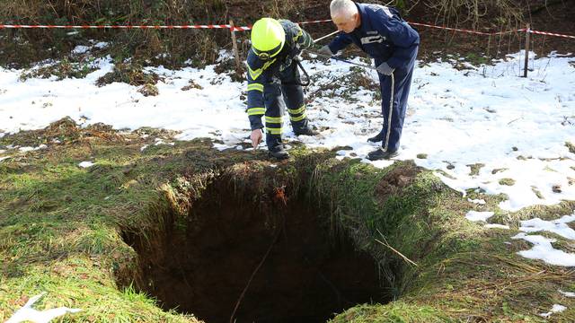 U mjestu Bukovlje otvorila se rupa u zemlji dubine 17 metara