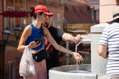 FOTO Vrućine ispraznile Zagreb. Turisti spavaju po livadama, a svi se osvježavaju i na zdencima