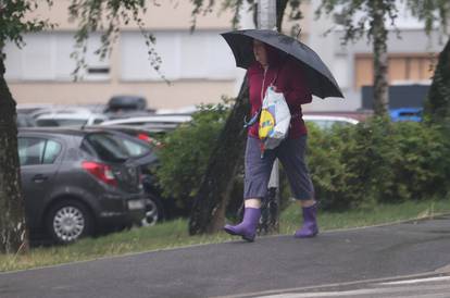 FOTO Pogledajte kako je snažno nevrijeme zahvatilo Zagreb: Na cestama kaos, srušena stabla...