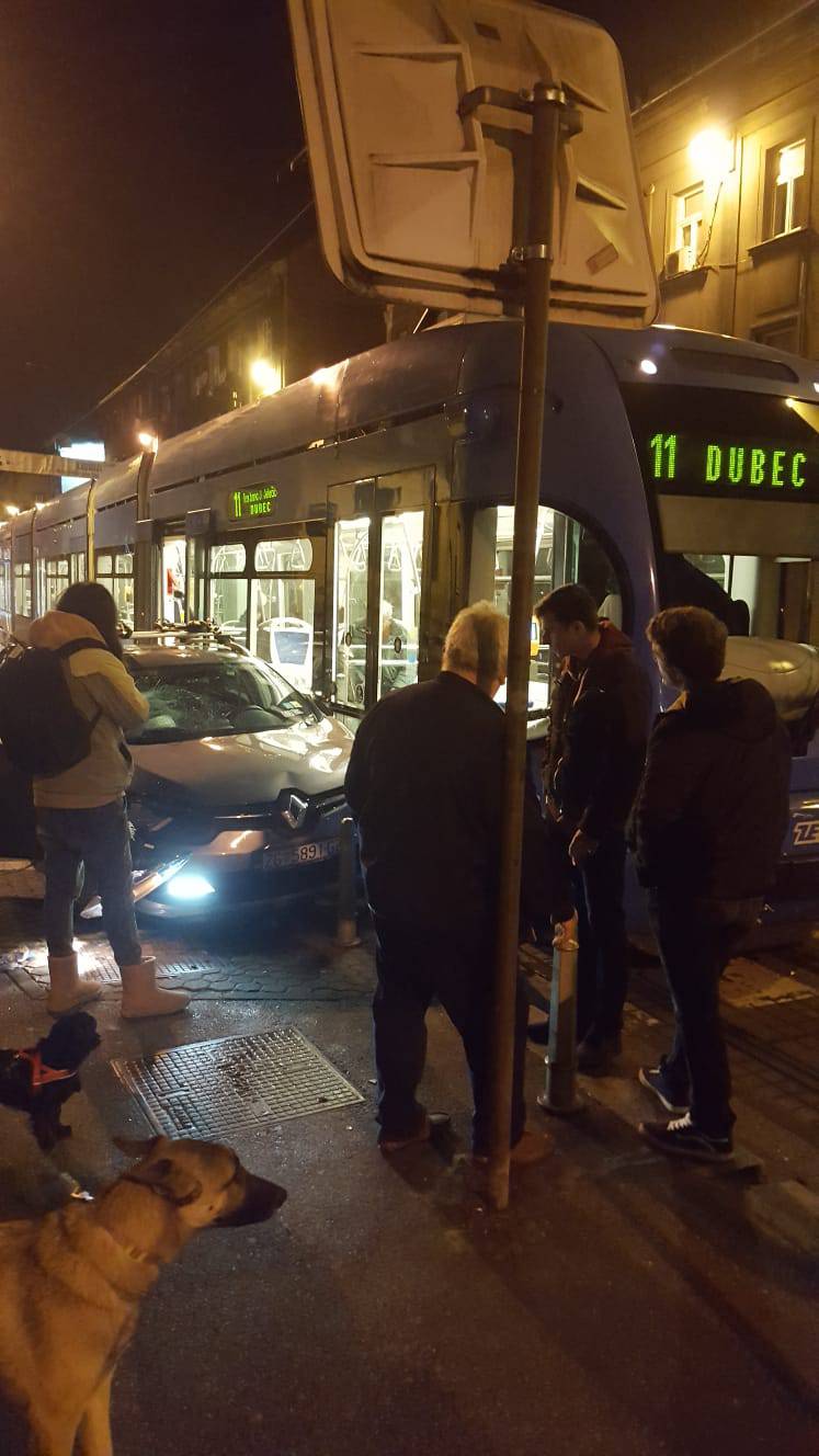 Sudarili se tramvaj i automobil: Pružali su pomoć vozačima