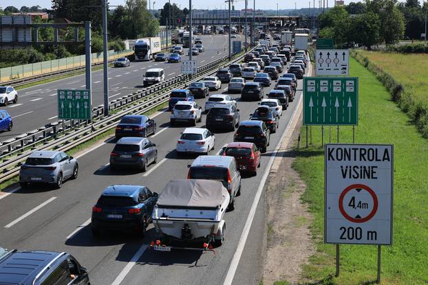 Velike prometne gužve na naplatnoj postaji Lučko prema moru