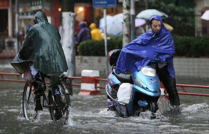 Tajfun pogodio Kinu, iseljeno dva milijuna ljudi