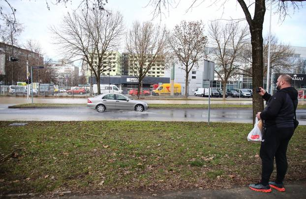 Zagreb: Poplava u Ukrajinskoj ulici zbog puknuća cijevi